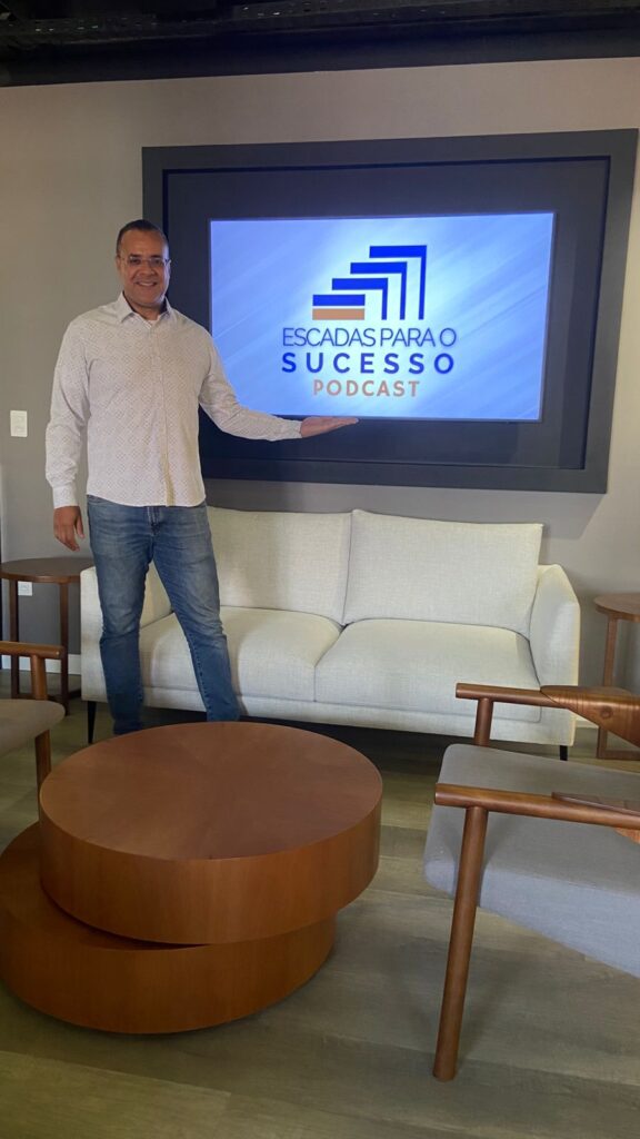 Foto do Aldo Ramos segurando o Logo Escadas Para o Sucesso Podcast 